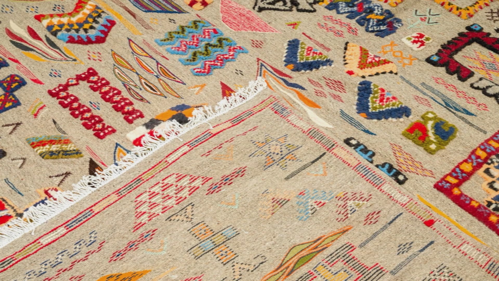 video close-up of a moroccan kilim rug