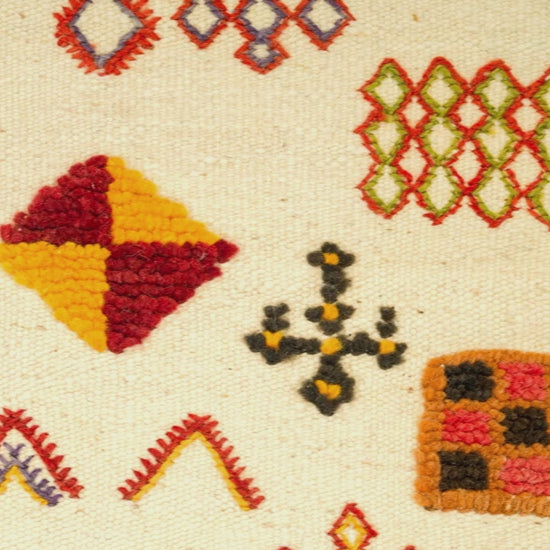 video close-up of a moroccan flat weave rug