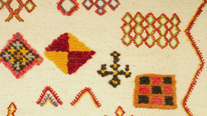 video close-up of a moroccan flat weave rug